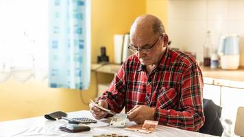 fühle mich nicht wie ein wohlhabender rentner: jean mit 2500 euro monatlich weigert sich, kürzung seiner rente hinzunehmen