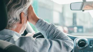 henk (84) blockiert jeden tag den radweg, weil gemeinde werbeschild nicht versetzt: fühle mich machtlos