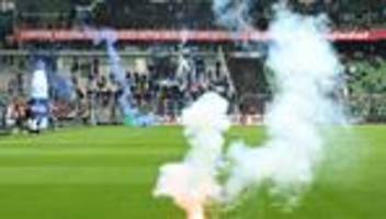 Fußball-Bundesliga: Leuchtraketen fliegen: DAZN unterbricht Übertragung