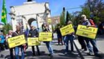 Kundgebung in München: Mehrere Tausend demonstrieren gegen Ökostrom-Sparpaket