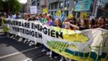 klimakrise: zehntausende protestieren gegen klimapolitik der bundesregierung