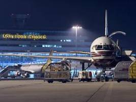 Treibstoffknappheit droht: Luftfrachtfirmen fordern bevorzugte Versorgung mit Kerosin