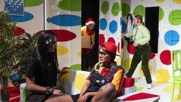 das wohnzimmer als absurdes schlachtfeld: „ach, mom“