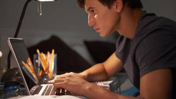 Sind hochbegabte Männer weniger konservativ? Neue Studie gibt Hinweise