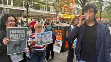 „Wer will Hundemilch kosten?“ Passanten in der Wilmersdorfer Straße probieren