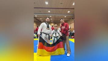 Taekwondo-Schule in Wilmersdorf: Vater und Tochter feiern Erfolg