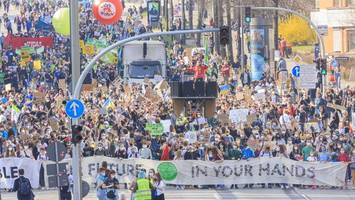 erneuerbare energien verteidigen: große demo startet am jungfernstieg