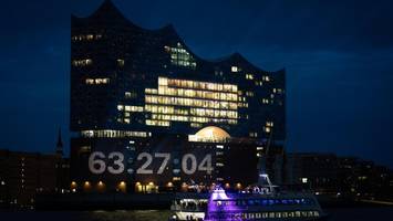 hamburger elbphilharmonie plötzlich von tickendem riesen-countdown angestrahlt