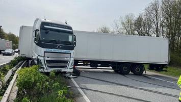 Staus auf der A7: Bei Warder steht ein Lastwagen quer