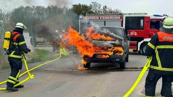 Transporter fängt während der Fahrt Feuer und geht lichterloh in Flammen auf