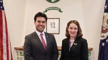 gespräche mit afd und le pen: trump-talent mischt europa auf