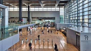 betrunkener öffnet notfalltür am flughafen – passagiere umgehen kontrollen, sieben flüge verspätet