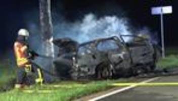 Autounfall: 23-Jähriger stirbt nach Kollision mit Baum