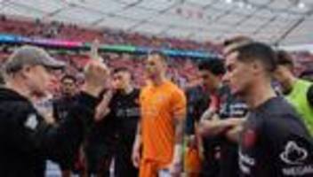 Fußball-Bundesliga: Trotz Bayer-Pleite: »Zieht den Bayern die Lederhosen aus«