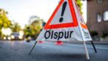 Führerschein eingezogen: Betrunkener Autofahrer übersieht Kreisverkehr – lange Ölspur