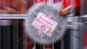 Gewalt unter Fußballfans: Massenschlägerei vor Bayern-Spiel – Verletzte und Festnahmen