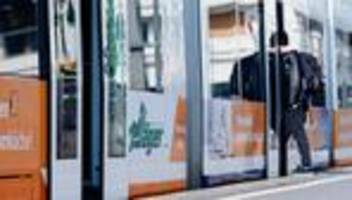 Platzwunde am Kopf: Jugendgruppe schlägt Mann in Heidelberger Straßenbahn nieder