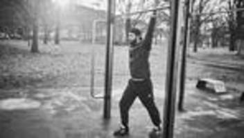 Unser Personal Trainer: Der Schulterstretch über Kopf