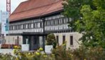 Vandalismus: Fenster von Museen klirren