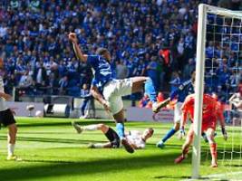 darmstadt und hertha stolpern: fc schalke stürmt torreich richtung bundesliga