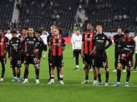 ungewöhnlich offene abrechnung : eintracht-boss stampft frankfurts fußballer in grund und boden