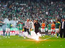 vier rote, viel wut, krawalle: krasse geschosse: raketenhagel überschattet nordderby-traumtore