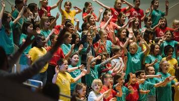 Vokalhelden: Ein Meer aus Farben und Klängen beim Jahreskonzert