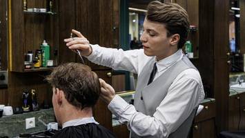 hamburgs bekanntester barber-influencer hat auch star-musiker als kunden