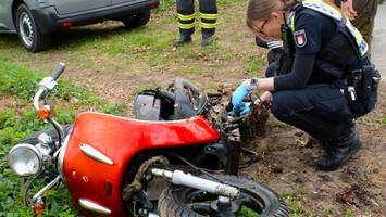 Motorroller im Wassergraben – Umweltalarm bei der Feuerwehr