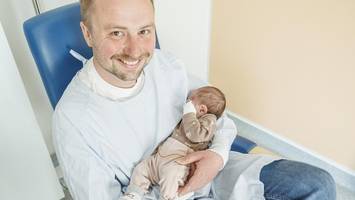 säuglingspate: warum dieser hamburger stundenlang babys im arm hält