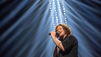 Michael Schulte in der Elbphilharmonie: Den Blickkontakt zur Familie scheute er