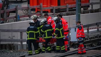 Radlader überrollt Mann auf Baustelle – Rettungshubschrauber im Einsatz
