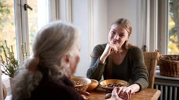 oma schenkte einer enkelin 20.000 euro – töchter verlangen gleiches recht für alle enkel