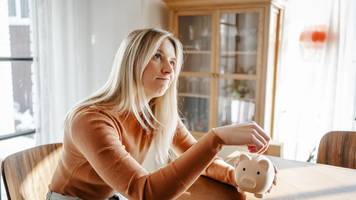 Unsichere Zukunft: 25-Jährige spart bereits jetzt 10 Prozent ihres monatlichen Gehalts