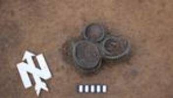 archäologischer fund: sondengänger entdeckt bronzezeit-ringe