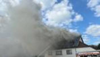 Brandursache unklar: Dachstuhl in Flammen - pflegebedürftiger Bewohner verletzt