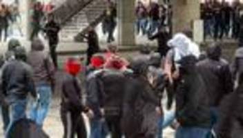 Gewalt unter Fußballfans: Polizei: Rund 1.000 Fans bei Schlägerei vor Bayern-Stuttgart