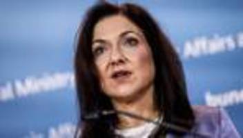 kerosinversorgung: wirtschaftsministerin reiche streitet drohenden kerosinmangel ab