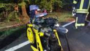 Rheingau-Taunus-Kreis: Auto fährt gegen Baum – Fahrer schwer verletzt