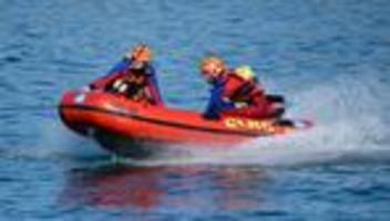 Warnsignale ignoriert: Bei Starkwind-Warnung - Segler kentert auf Chiemsee