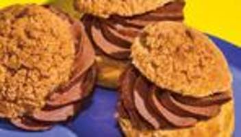 windbeutel: windbeutel mit schokoladenfüllung