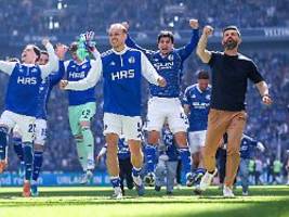 die welt ist nun 'ne ganz andere: der fc schalke 04 blickt schonmal kurz in die bundesliga