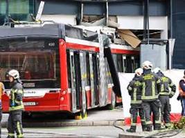Fahrer wird notoperiert: Bus fährt in Supermarkt - ein Toter in Salzburg