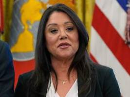 zeit von skandalen überschattet: us-arbeitsministerin chavez-deremer tritt zurück