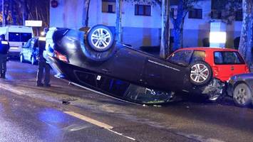 auto überschlägt sich in reinickendorf und landet auf dem dach