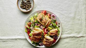 Feta im Schlafrock mit Knusperkapern und Salat