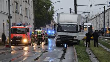 Lkw-Fahrer kommt von Straße ab und bleibt im Grünstreifen der Tram stecken