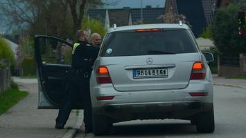 Kind (5) zündelt – Mercedes-Fahrer lässt Löscharbeiten eskalieren