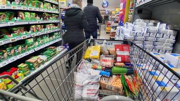 markenprodukt oder no-name? dr. riedl verrät, was er lieber einkauft