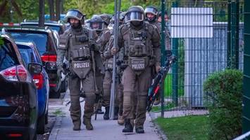 sek-einsatz in hamburg-horn: frau wirft gegenstände aus dem fenster